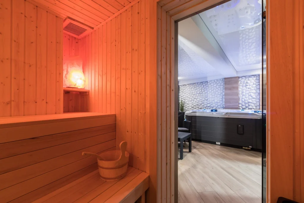 Sauna i jacuzzi w Strefie SPA Rezydencji Zakopiańskiej