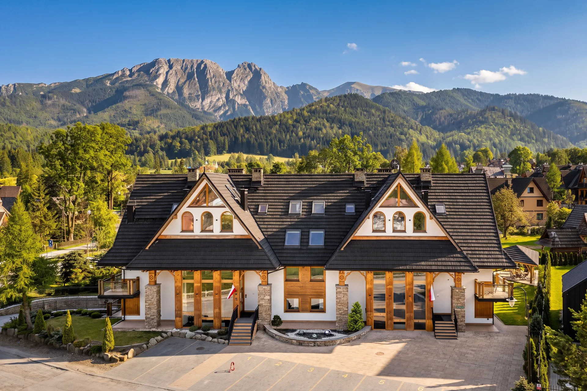 Rezydencja Zakopiańska latem, w tle Giewont