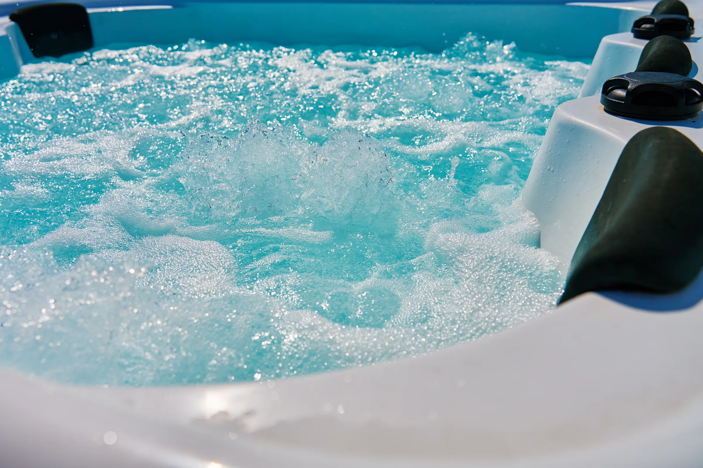 Jacuzzi z hydromasażem w strefie SPA
